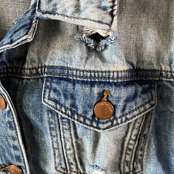 Distressed Jean jacket women’s - Picture 2 of 5